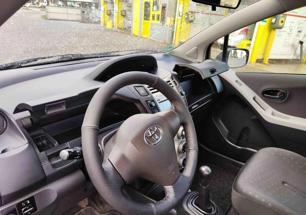 Toyota Yaris cena 13900 przebieg: 124000, rok produkcji 2006 z Częstochowa małe 529